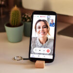 Bambusowy brelok z podstawką pod telefon, beżowy - obrazek 5