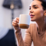 Kubek ceramiczny z bambusową przykrywką Giulia, biały - obrazek 11